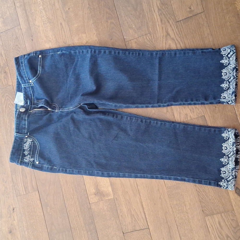 Marie Claire embroidered capri denim